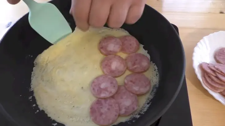 Вкуснейший слоеный омлет за 5 минут: шаг 3