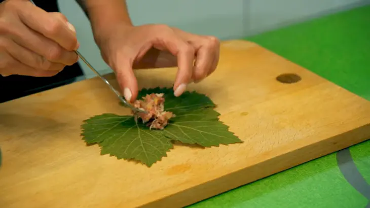 Долма с мясным фаршем и рисом в виноградных листьях: шаг 6