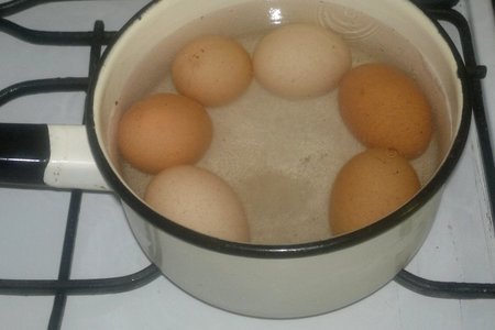 Корзиночки из яиц с майонезом, сельдью и свёклой: шаг 1