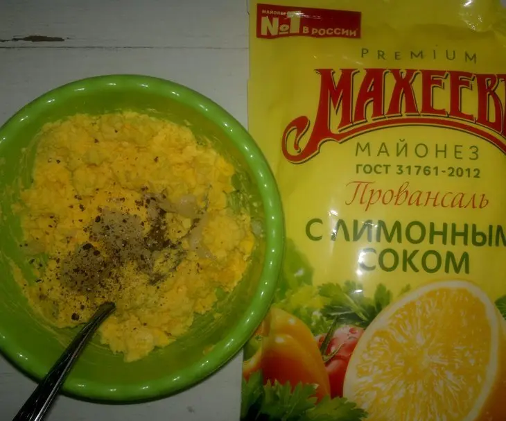 Корзиночки из яиц с майонезом, сельдью и свёклой: шаг 3