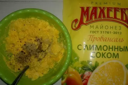 Корзиночки из яиц с майонезом, сельдью и свёклой: шаг 3