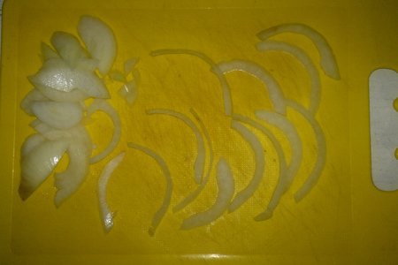 Корзиночки из яиц с майонезом, сельдью и свёклой: шаг 6
