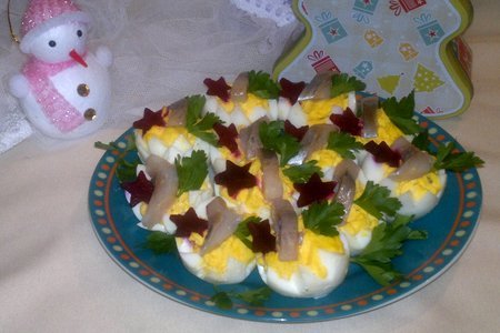 Корзиночки из яиц с майонезом, сельдью и свёклой: шаг 7