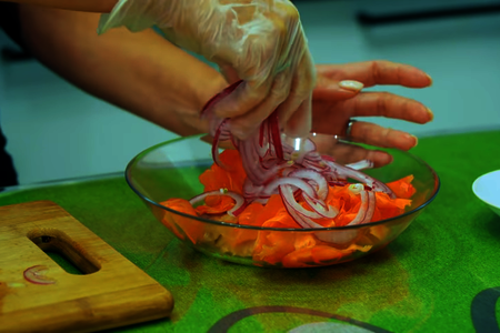 Быстрые салаты из красной рыбы на праздничный стол: шаг 7