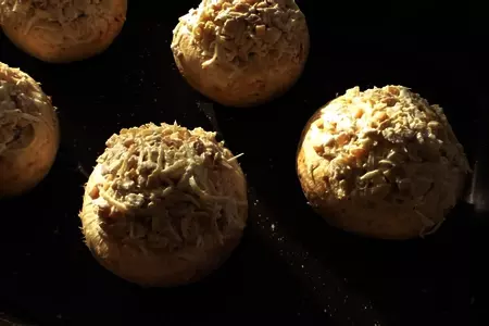 Праздничное горячее - фаршированные шампиньоны: шаг 5