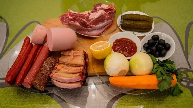 Солянка сборная, мясная, классическая: шаг 1