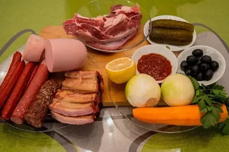 Солянка сборная, мясная, классическая: шаг 1