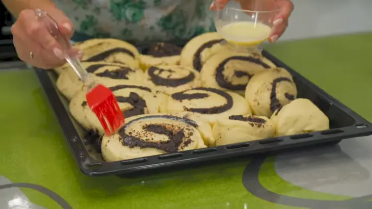 Сладкие дрожжевые булочки с маком: шаг 8