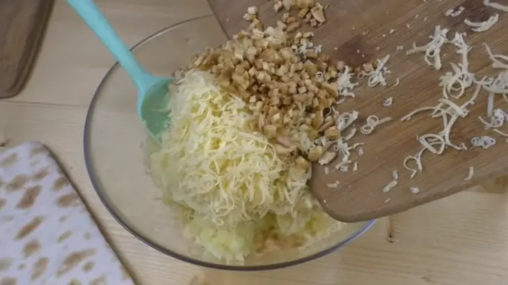 Отрывной пирог из лаваша с картофелем и сыром: шаг 2