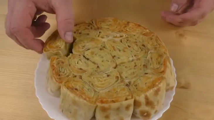 Отрывной пирог из лаваша с картофелем и сыром: шаг 6