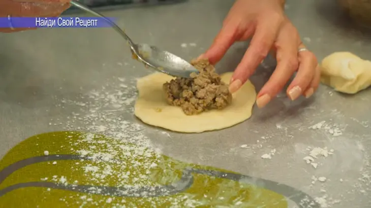 Пирожки из бездрожжевого теста с мясной начинкой: шаг 8