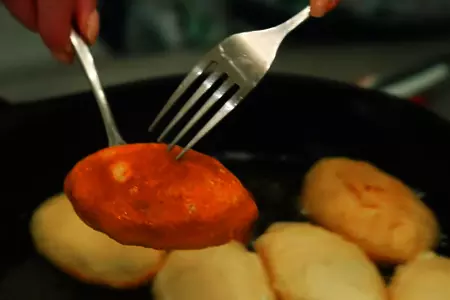 Пирожки из бездрожжевого теста с мясной начинкой: шаг 9