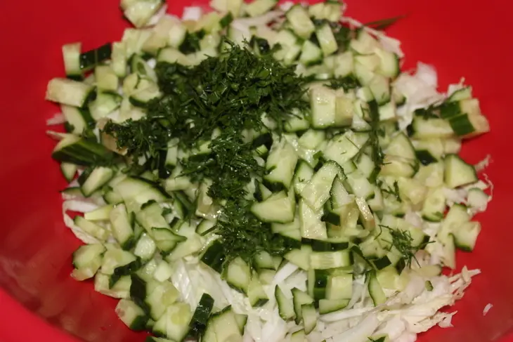 Салат с крабовыми палочками и пекинской капустой: шаг 1