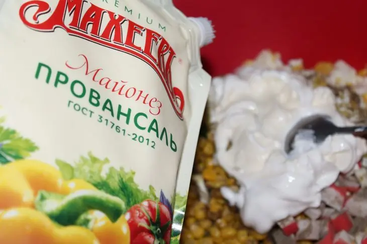 Салат с крабовыми палочками и пекинской капустой: шаг 3