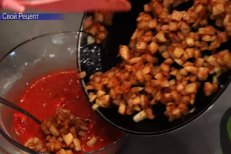 Сладкий пирог «минутка» с вареньем и яблоками: шаг 6