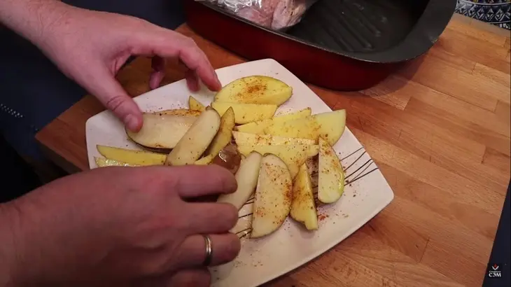 Новогодняя курица в духовке с двумя гарнирами: шаг 4