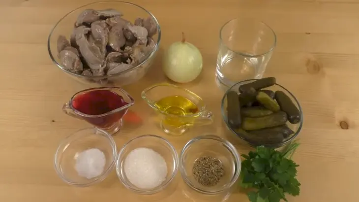 Два салата из куриных желудочков на новый год: шаг 1