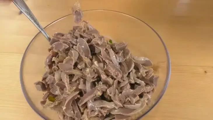 Два салата из куриных желудочков на новый год: шаг 3