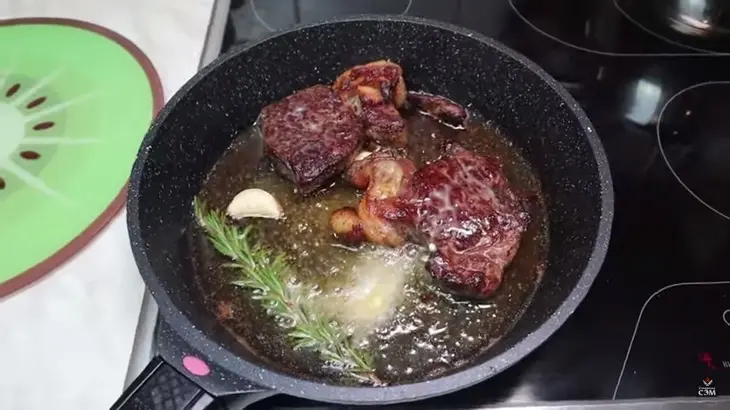 Стейк из мраморной говядины с картофелем и соусом демиглас: шаг 3