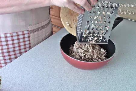 Булочки с рыбой и грибами из слоеного теста: шаг 1