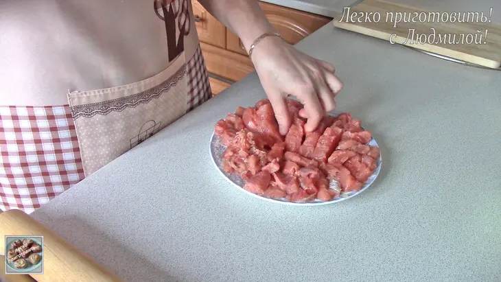 Булочки с рыбой и грибами из слоеного теста: шаг 2