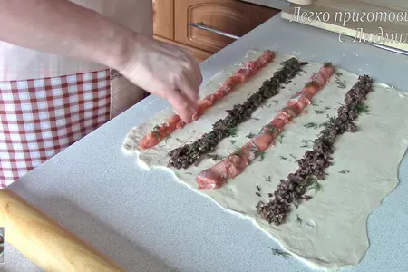 Булочки с рыбой и грибами из слоеного теста: шаг 4