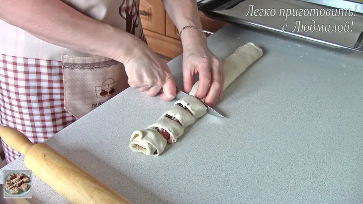 Булочки с рыбой и грибами из слоеного теста: шаг 6