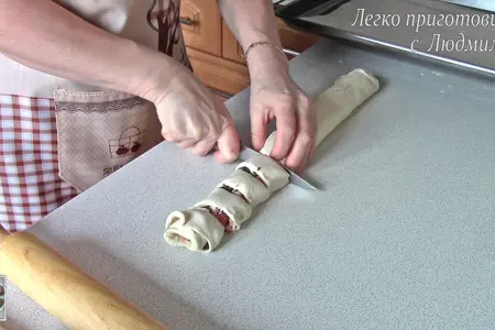 Булочки с рыбой и грибами из слоеного теста: шаг 6