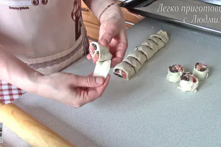 Булочки с рыбой и грибами из слоеного теста: шаг 7