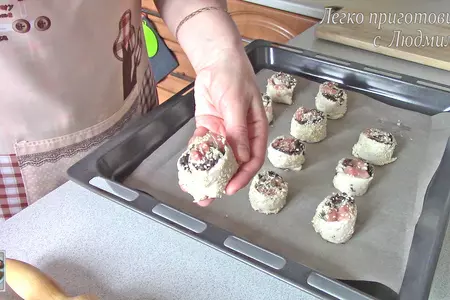 Булочки с рыбой и грибами из слоеного теста: шаг 8