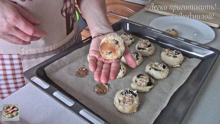 Булочки с рыбой и грибами из слоеного теста: шаг 9