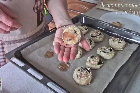 Булочки с рыбой и грибами из слоеного теста: шаг 9