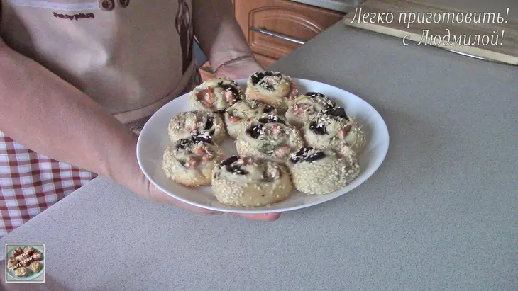 Булочки с рыбой и грибами из слоеного теста: шаг 10