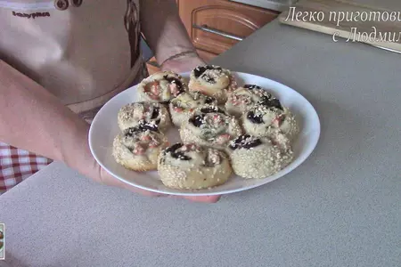 Булочки с рыбой и грибами из слоеного теста: шаг 10