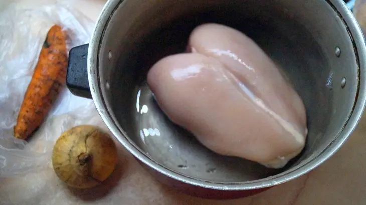 Заливное из куриной грудки.: шаг 2