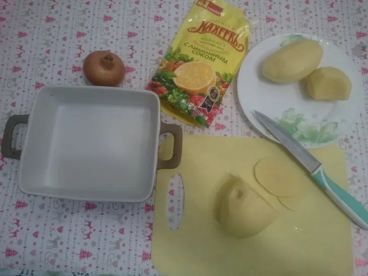 Запеченая картошечка под майонезом и сыром #махеевъ_чудеса_за_полчаса: шаг 1