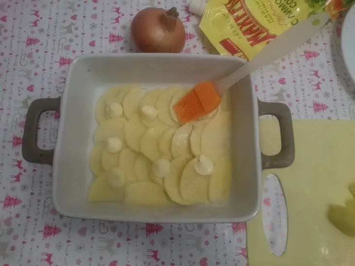 Запеченая картошечка под майонезом и сыром #махеевъ_чудеса_за_полчаса: шаг 3