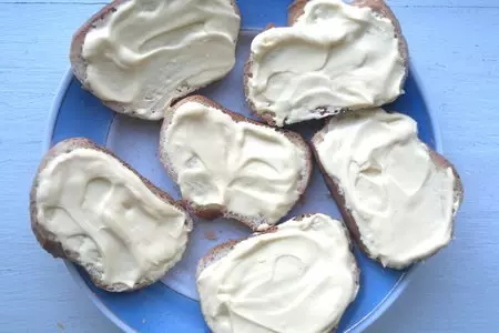 Тосты со свёклой, сельдью и соусом "сырный" махеевъ #махеевъ_чудеса_за_полчаса: шаг 3