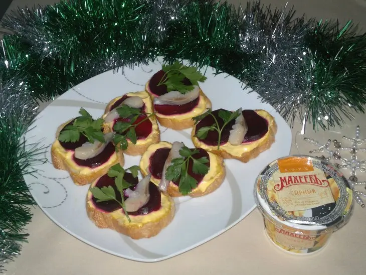 Тосты со свёклой, сельдью и соусом "сырный" махеевъ #махеевъ_чудеса_за_полчаса: шаг 5