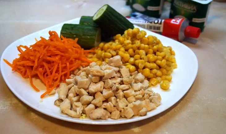 Салат слоёный, пикантный с курицей и корейской морковкой: шаг 1