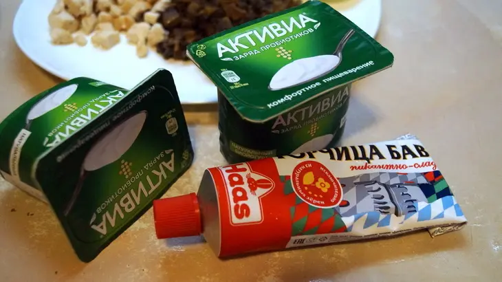Салат слоёный, пикантный с курицей и корейской морковкой: шаг 2