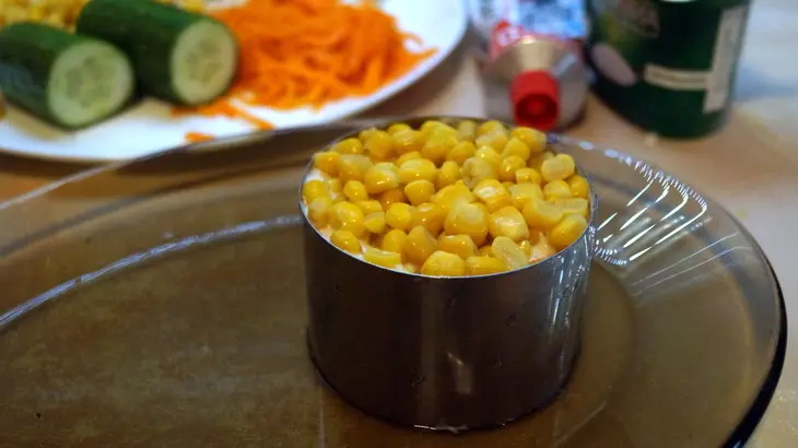 Салат слоёный, пикантный с курицей и корейской морковкой: шаг 5