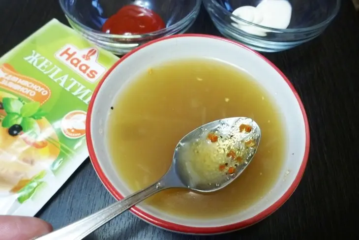 Закусочное заливное "пирожное" из куриного мяса: шаг 2