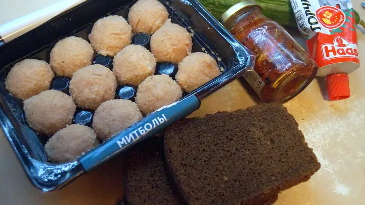 Праздничная закуска - канапе с мясными шариками: шаг 1