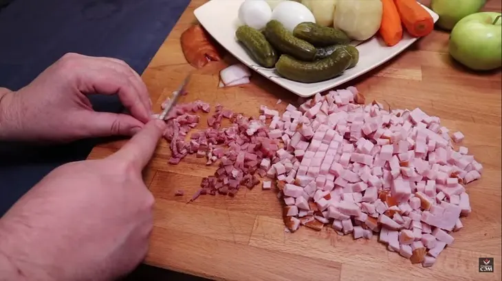 Оливье с копченым окороком и яблоком: шаг 1