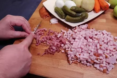 Оливье с копченым окороком и яблоком: шаг 1