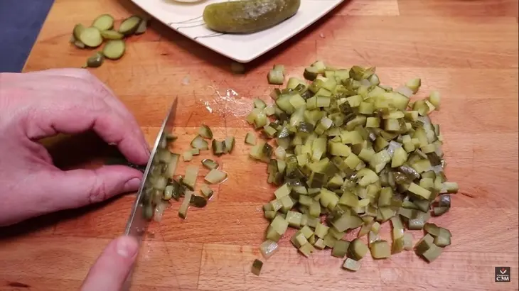 Оливье с копченым окороком и яблоком: шаг 2