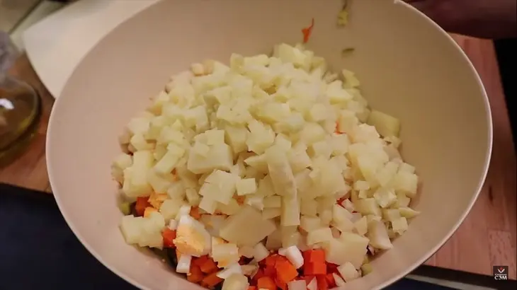 Оливье с копченым окороком и яблоком: шаг 3