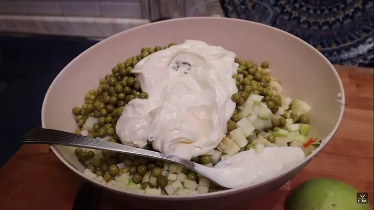 Оливье с копченым окороком и яблоком: шаг 4