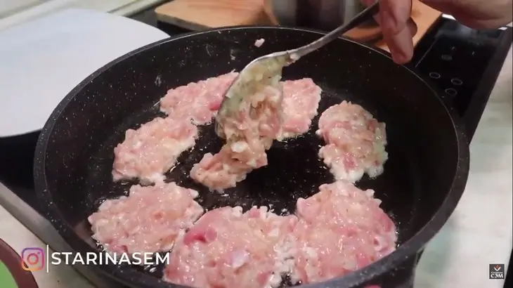 Куриные оладьи в сливочном соусе: шаг 2